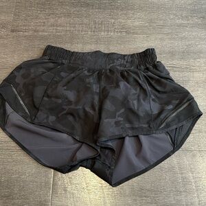 Lululemon hotty hot 2.5 shorts